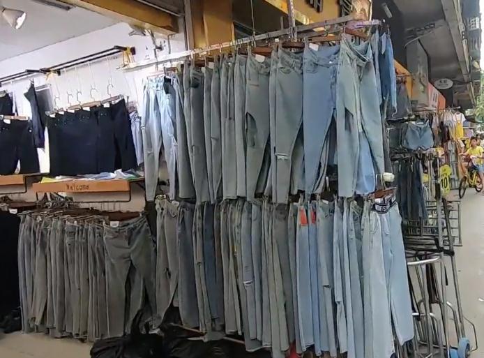 實拍廣州昌崗尾貨批發市場 低價服裝吸引全球采購商