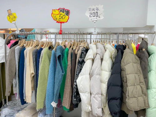 服裝批發(fā)市場(chǎng)清倉(cāng)指南 100元3件靚衫 vs 20元牛仔褲，哪里更抵？